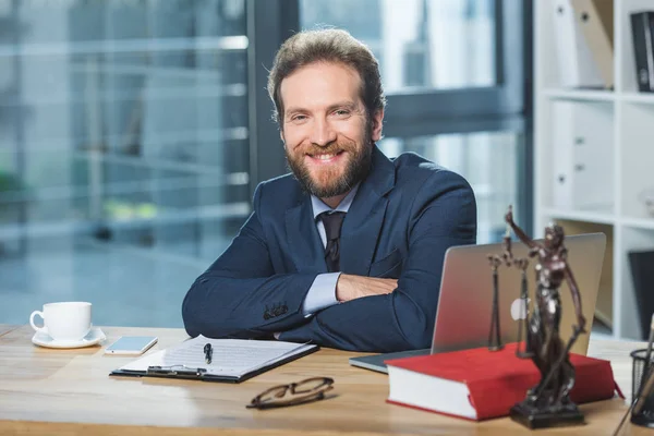 Avvocato sorridente sul posto di lavoro — Foto stock