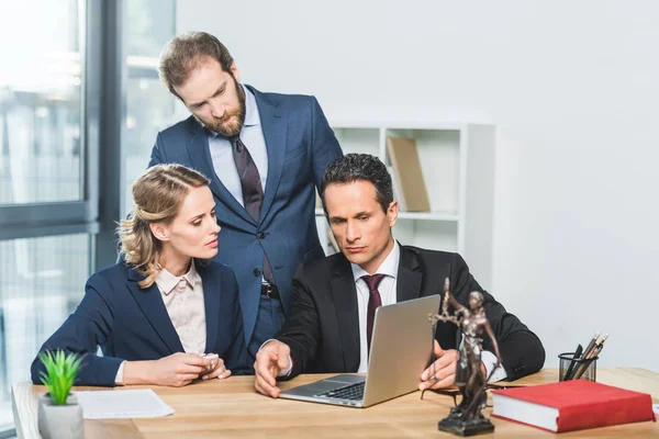 Avocats avec ordinateur portable au bureau — Photo de stock