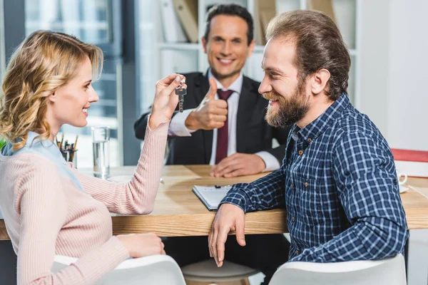 Couple with keys from new home — Stock Photo