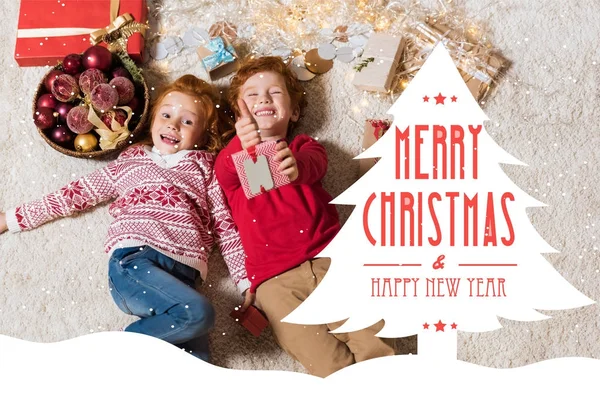 Kids lying on floor with gifts — Stock Photo