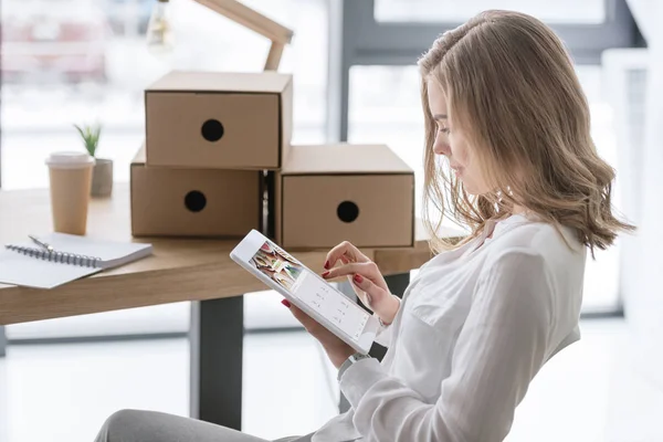 Vue latérale de la jeune femme d'affaires en utilisant une tablette numérique — Photo de stock