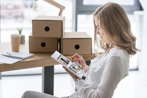 Seitenansicht einer jungen Geschäftsfrau mit digitalem Tablet — Stockfoto