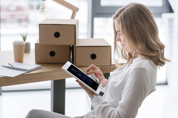 Seitenansicht einer jungen Geschäftsfrau mit digitalem Tablet — Stockfoto