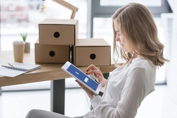 Seitenansicht einer jungen Geschäftsfrau mit digitalem Tablet — Stockfoto