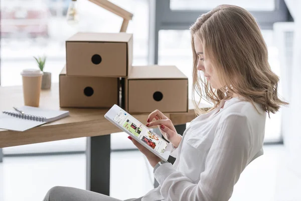 Side view of young businesswoman using digital tablet — Stock Photo