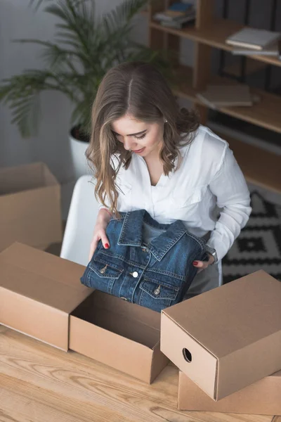 Vista de ángulo alto de los clientes de embalaje joven empresario compra en casa oficina — Stock Photo