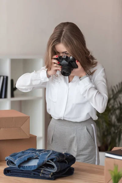 Visão obscurecida de empresária autônoma tirando fotos de produtos para clientes no escritório em casa — Fotografia de Stock