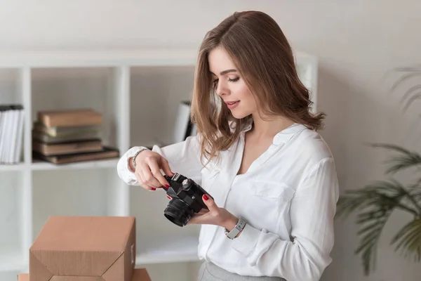 Retrato del empresario tomando fotos de los productos para los clientes en la oficina en casa - foto de stock