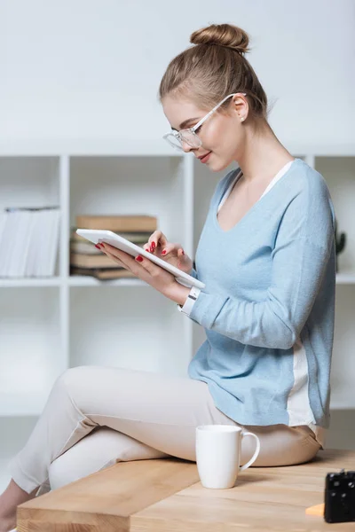 Portrait d'entrepreneur utilisant une tablette numérique au bureau à domicile — Photo de stock