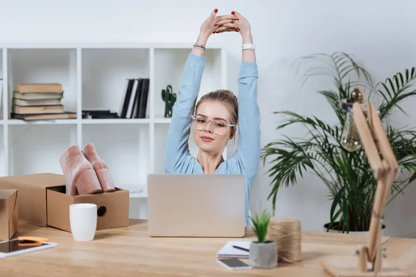 Portrait du propriétaire d'une boutique en ligne se reposant pendant son travail au bureau à domicile — Photo de stock