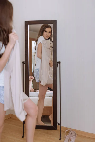 Menina atraente experimentando nova camisa no espelho — Fotografia de Stock