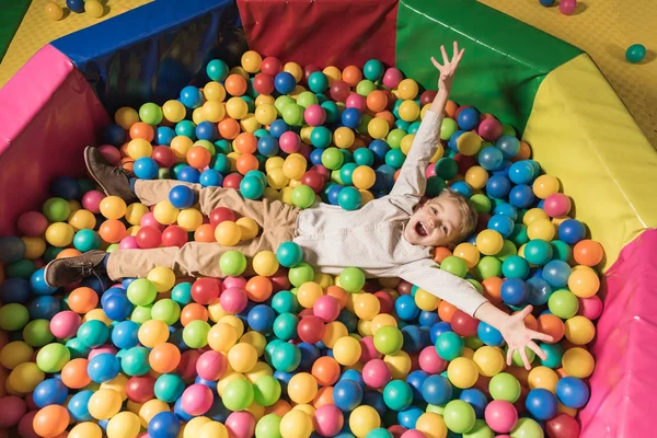 Niño divertido - foto de stock