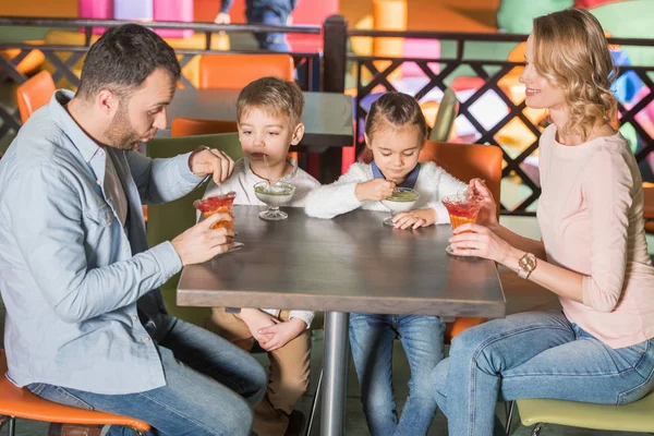 Família comer saborosas sobremesas no café no centro de entretenimento — Fotografia de Stock