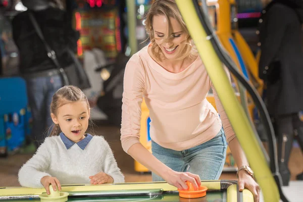 Selektiver Fokus der schönen glücklichen Mutter und Tochter beim Airhockey — Stockfoto