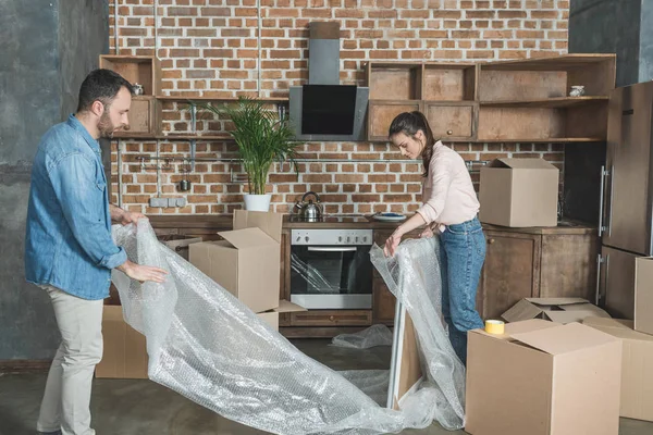 Jeune couple emballage photo pendant la relocalisation — Photo de stock