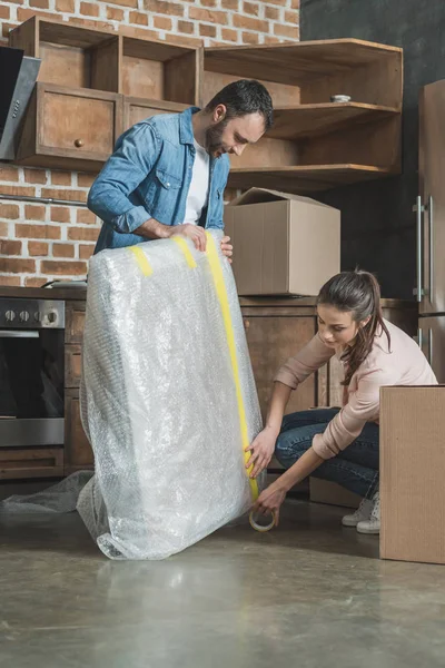 Pareja embalaje imagen mientras se mueve a casa - foto de stock