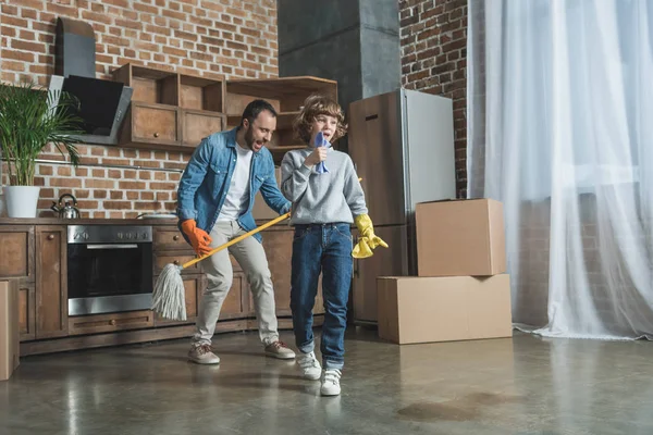 Heureux père et petit fils avoir du plaisir ensemble dans nouvelle maison — Photo de stock