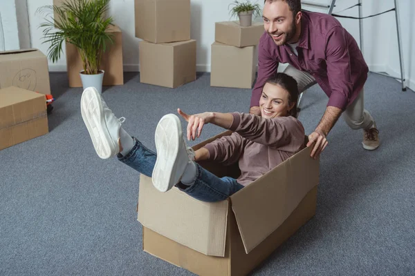 Paar zieht um — Stockfoto