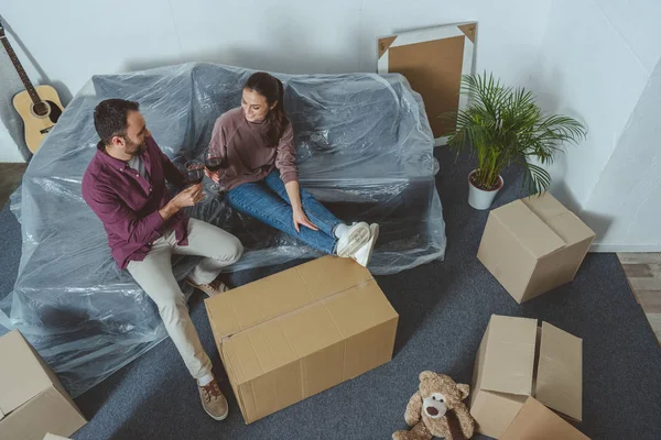 High angle view of happy couple drinking wine and celebrating relocation — Stock Photo