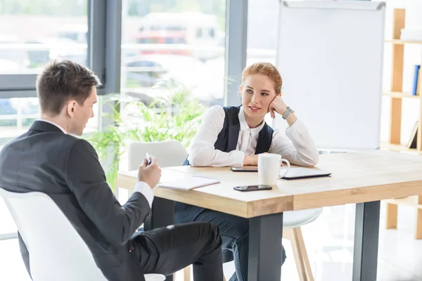 Junge Geschäftsleute diskutieren Projekt in modernem Büro — Stockfoto