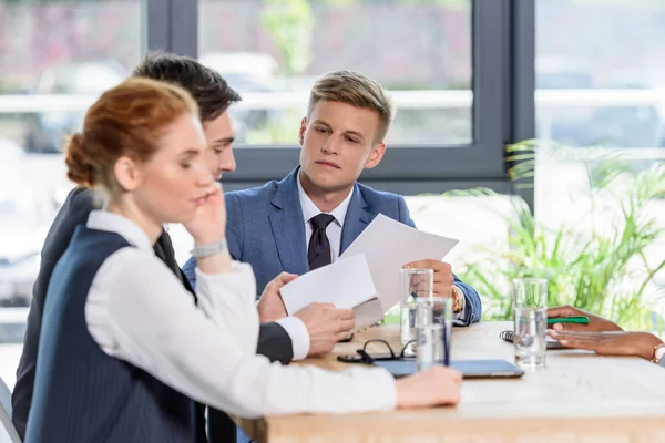 Молоді бізнесмени обговорюють проект в сучасному офісі — Stock Photo