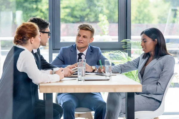 Hinter dem gläsernen Blick von Führungskräften, die im modernen Büro über Projekte diskutieren — Stockfoto