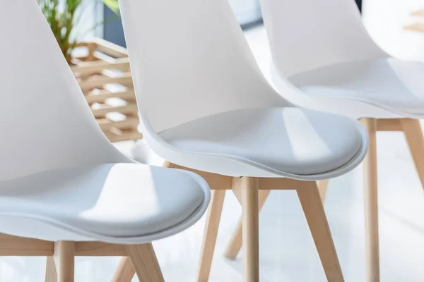 Chaises blanches dans un bureau moderne léger — Photo de stock