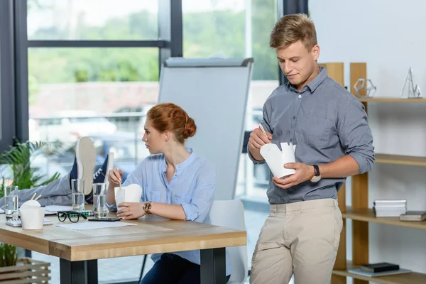 Business team mangiare cibo cinese durante la pausa riunione in ufficio moderno — Foto stock