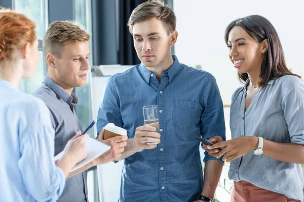 Equipe de negócios diversa discutindo o projeto no escritório moderno — Fotografia de Stock