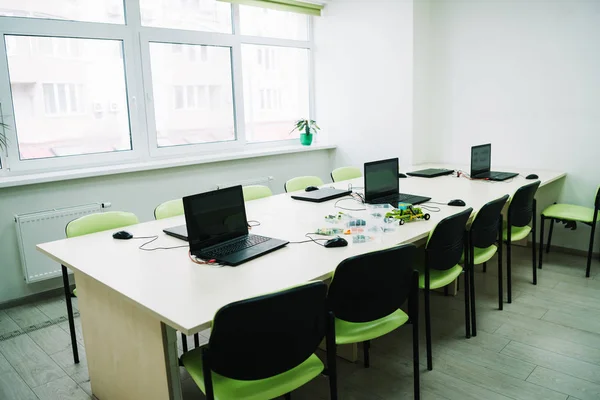 Interno dell'aula con computer portatili sulla scrivania ai corsi di istruzione del gambo — Foto stock