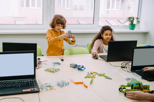 Gruppo di bambini che imparano insieme, concetto di educazione allo stelo — Foto stock