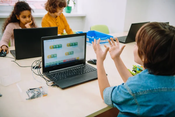 Gruppo di bambini che programmano insieme, concetto di educazione allo stelo — Foto stock