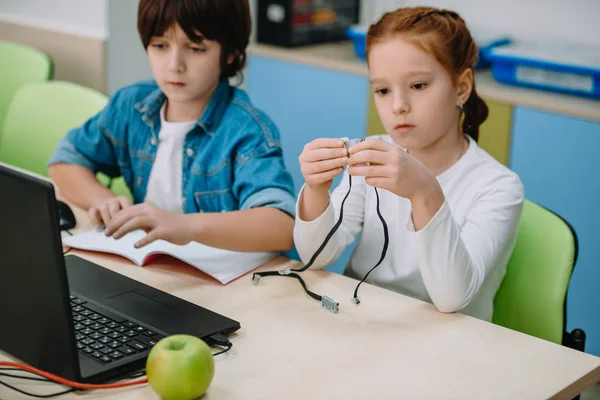 Niños construyendo el proyecto juntos, el concepto de la educación del vástago - foto de stock