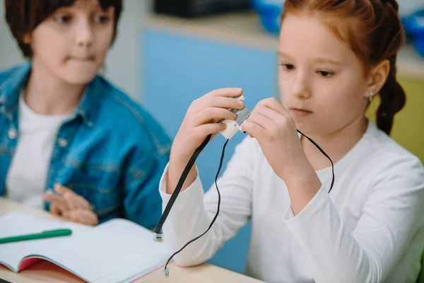 Niños en edad escolar que construyen un proyecto juntos, promueven el concepto de educación - foto de stock