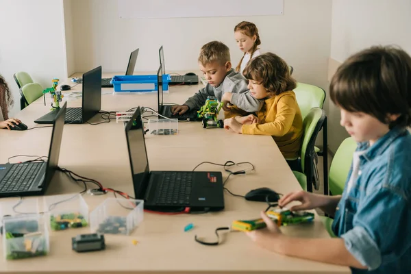 Group of concentrated kids working on projects at stem education class — Stock Photo