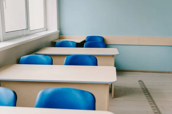 Leerstehendes Klassenzimmer an moderner Schule — Stockfoto