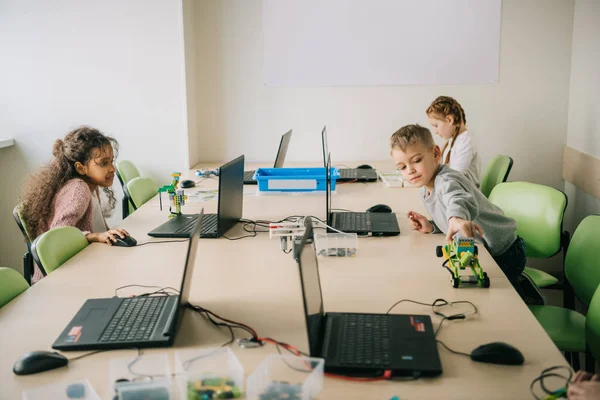 Bambini che lavorano a progetti in classe macchinari — Foto stock