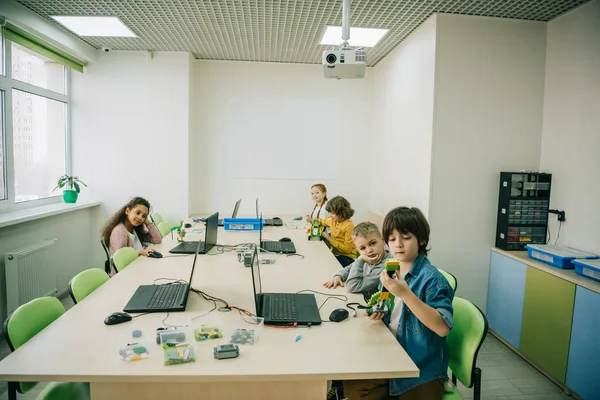 Group of kids working on projects at stem education class — Stock Photo