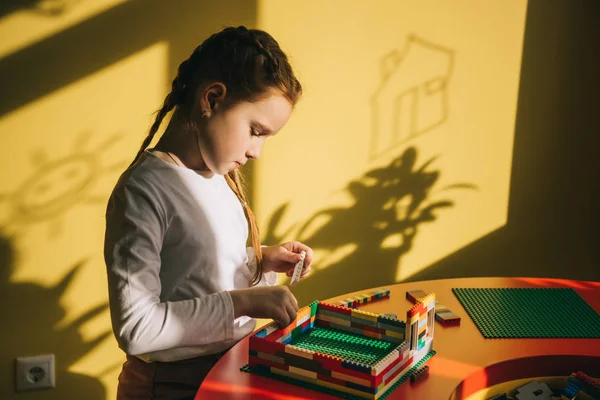 Pequeña casa de construcción infantil enfocada con constructor - foto de stock