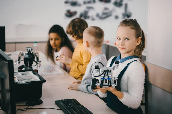 Criancinhas com robôs na aula de educação em tronco — Fotografia de Stock