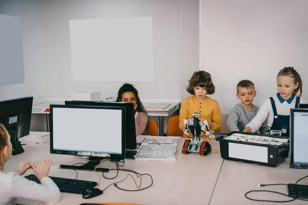 Concentré adolescent enfants programmation bricolage robot à machinerie classe — Photo de stock