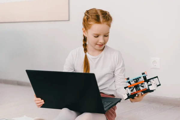 Concentrated little child programming diy robot, stem education concept — Stock Photo