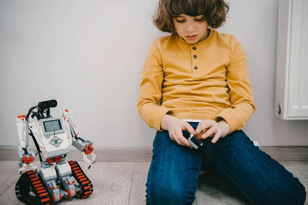 Adorable little kid sitting on with diy robot — Stock Photo
