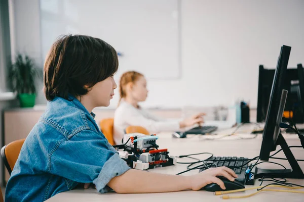 Teen kids work together at machine class, stem Education concept — Stockfoto