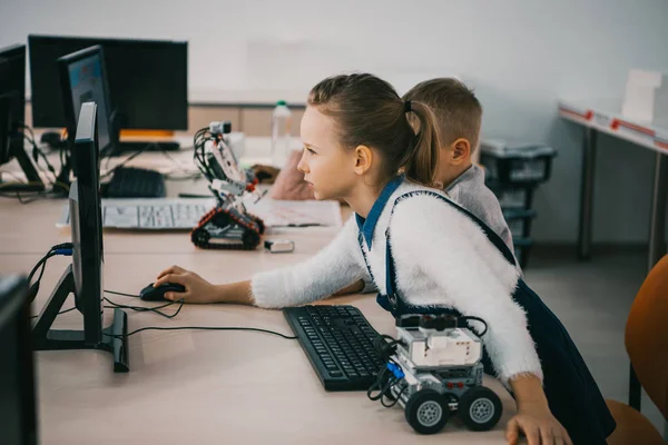 Robot de programación infantil adolescente concentrado en clase, concepto de educación del tallo - foto de stock