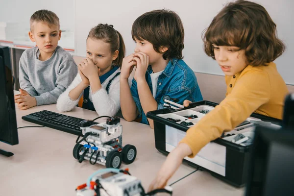 Little kids constructing robots at stem education class — Stock Photo