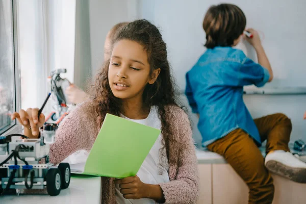 Adolescente africano americano colegiala con notebook en tallo educación clase - foto de stock