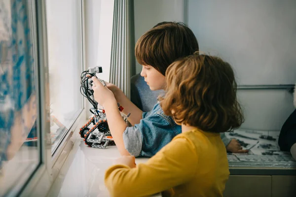 Entzückende kleine Kinder basteln gemeinsam einen Roboter — Stockfoto