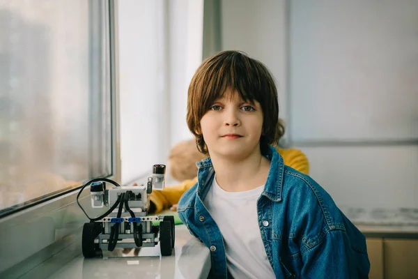Little kid with diy robot at stem education class — Stock Photo