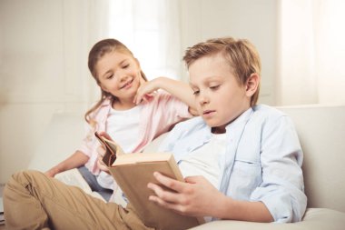 birlikte kitap okuma kardeşler